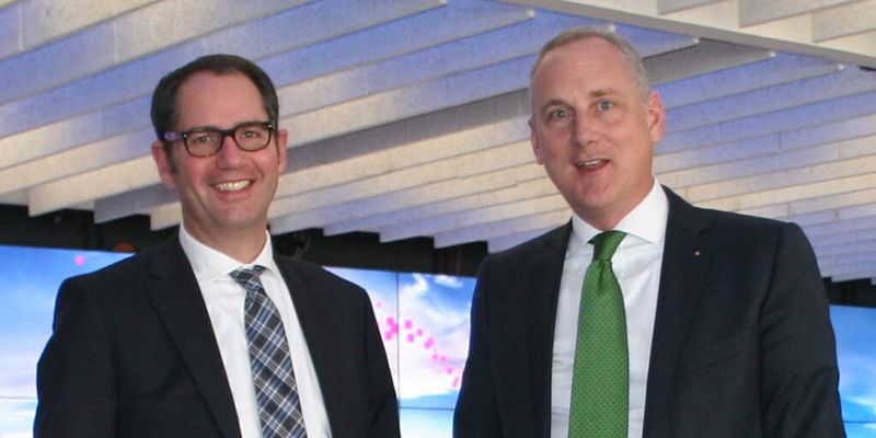 Jürgen Kohr (links), Leiter der Business Unit Cybersecurity bei T- Systems und Stefan Herrlich, Geschäftsführer LANCOM Systems bei der Pressevorstellung von Clean Pipe in München.