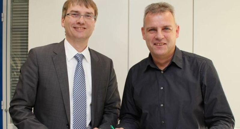 Mit der Flexibilisierung der Arbeitszeit will EBM-Papst ein Signal für die Vereinbarkeit von Familie und Beruf setzen. Im Bild: Ralf Sturm, Leiter Personalservice (l.) und Alexander Kurz, Betriebsratsvorsitzender von EBM-Papst Mulfingen.