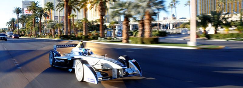 Der Formel-E-Rennbolide Spark-Renault SRT_01E: Spektakulärer Auftritt in den Straßen von Las Vegas.