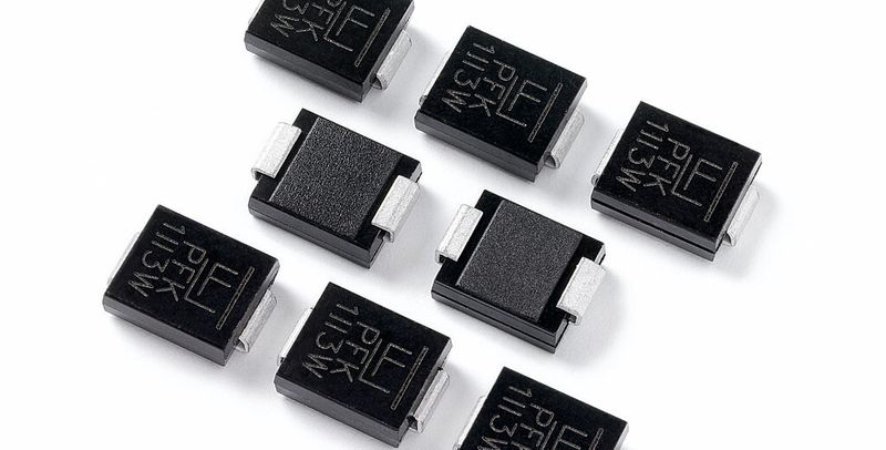 Bild 1: Eine Transient-Voltage-Suppression-(TVS-)Diode bietet zusätzlich Schutz für den Oszillator im Gleichspannungswandler.