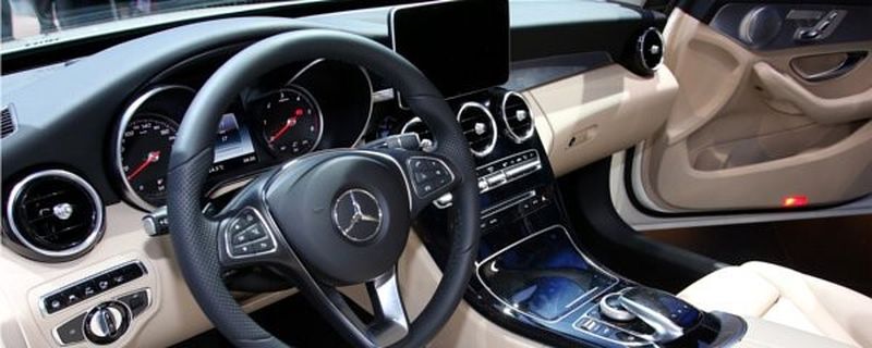 Die CES in Las Vegas sowie die Detroit Auto Show haben bereits im ersten Monat des neuen Jahres mit vielen Neuigkeiten begeistert. Zu sehen: der Innenraum der neuen Mercedes C-Klasse mit Touch-Bedienelement unterhalb der Mittelarmlehne.