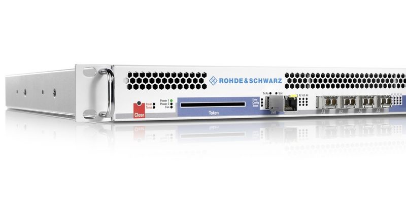 Die Krypto-Appliance SITLine ETH 40G von Rohde & Schwarz verschlüsselt Daten mit einer Bandbreite von bis zu 40 Gbit/s in Echtzeit.