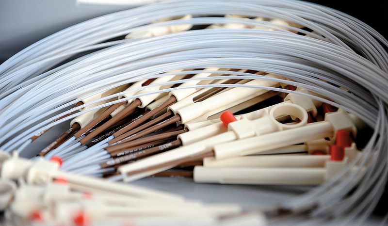 Für die MTW Endoskopie Manufaktur fertigt die Lebenshilfe Werkstätten Unterer Niederrhein in Handarbeit Polypektomieschlingen. Dies kommen bei der medizinischen Behandlung von Polypen zum Einsatz, die im Verdauungstrakt auftreten.