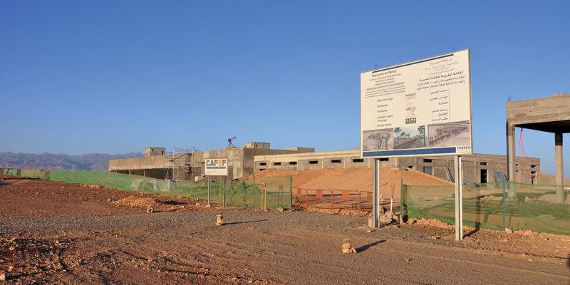 In Ouarzazate haben die Arbeiten am größten Solarkraftwerkskomplex der Welt begonnen. Zunächst wird ein Kühlwasserspeicher gebaut.
