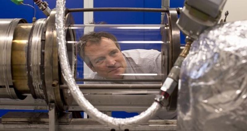 Prof. Dr.-Ing. Christian Oliver Paschereit, Leiter des Fachgebiets Experimentelle Strömungsmechanik, am Prüfstand im neuen Energielabor.