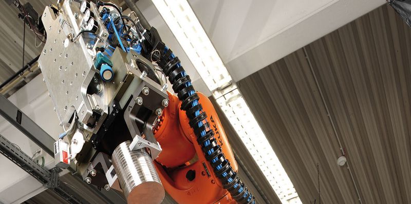 Roboterzelle für das automatisierte Be- und Entladen von Werkzeugmaschinen mit schweren Teilen bis 100 kg.