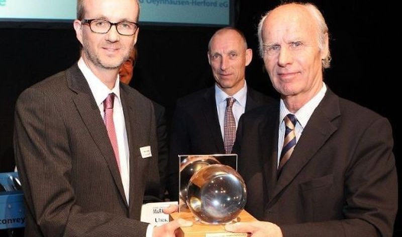 Marc Vathauer, Geschäftsführer der MSF Vathauer Antriebstechnik GmbH & Co. KG (links), erhält aus den Händen von Herbert Sommer, Vorsitzender der Gesellschaftsversammlung der OstWestfalen Lippe GmbH (rechts) den OWL-Innovationspreis Marktvisionen 2013.