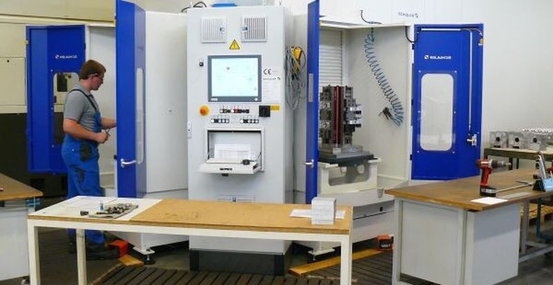 Mit dem zweiten, stirnseitigen Rüstplatz (l.) wird die Flexibilität erhöht und die Anlage ohne Verlust von Speicherplätzen kompakter.