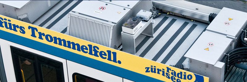 Die Messstation für die Lufqualität fährt in Zürich mit – die Boxen sind oben auf einem Tram befestigt.
