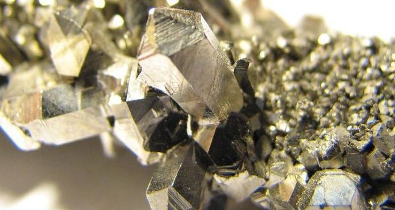 Niob-Kristalle: Niob wird als Legierungszusatz für rostfreie Stähle, Sonderedelstähle und Nichteisenlegierungen verwendet. Außerdem kommt es in der Elektronik zum Einsatz.