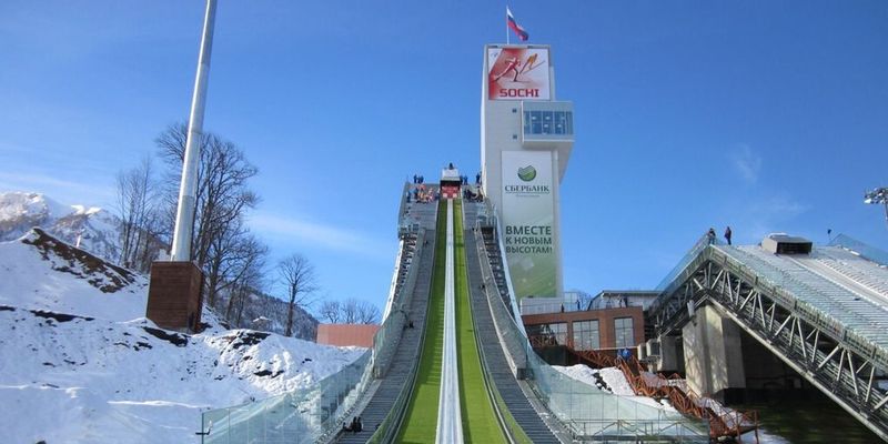 Auf dieser Schanze in Sotschi ruhen die Hoffnungen der deutschen Adlerwährend der Olympischen Winterspiele 2014: Ceram Tec hat sie für ideale Sprungbedingungen mit dem keramischen Anlaufspursystem ALOSLIDE ICE ausgestattet.