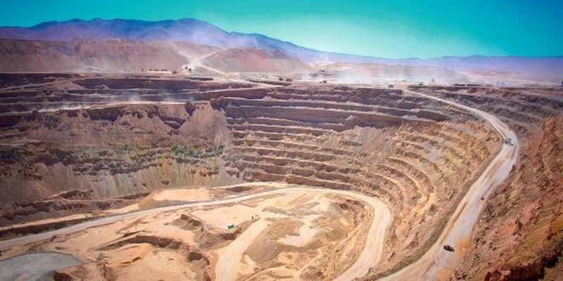 Bei den primären Metallrohstoffen ist Deutschland beinahme vollständig vom Import abhängig. Versorgungssicherheit und Verfügbarkeit sind daher zentrale Themen für Wirtschaft und Politik hierzulande.