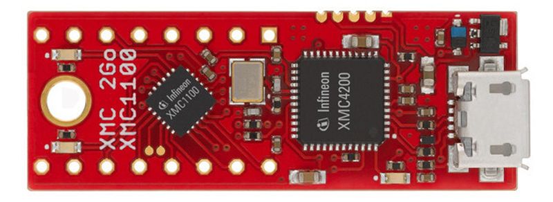 Das XMC 2GO integriert neben einem XMC1100-Mikrocontroller noch einen XMC4200 Debug IC, einen Spannungsregler, drei LEDs sowie eine Micro-USB-Schnittstelle.