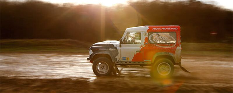 Der britische Motorsportspezialist Bowler hat zum Abschied des Land Rover Defender die „Defender Challenge“ ins Leben gerufen. Das Unternehmen bereitet den Allrad-Klassiker bereits für Dakar-Einsätze vor.