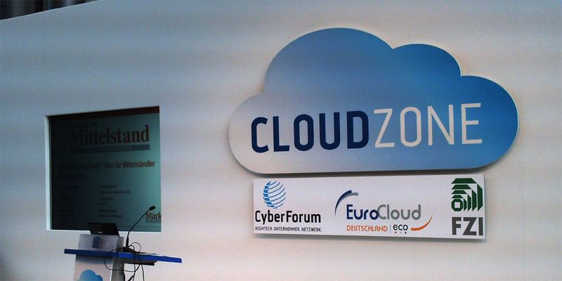 Die CloudZone-Messe hat nur eine verhältnismäßig kleine Ausstellungsfläche, aber ihr sind zwei Konferenzen angeschlossen. Das Forum für Podiumsdiskussionen zeigt die Sponsoren der Messe.