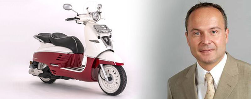 Volker Klein, Geschäftsführer Peuegot Motocycles, und der Roller-Hoffnungsträger für 2014: der Django.