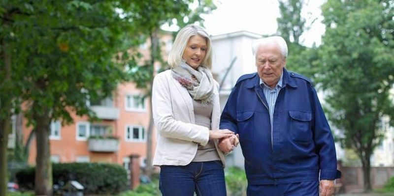 Häufig stehen Mitarbeiter vor einer Dreifachbelastung. Oft ist die Erziehungsarbeit noch im Gange, wenn Ältere in der Familie bereits besondere Zuwendung brauchen.