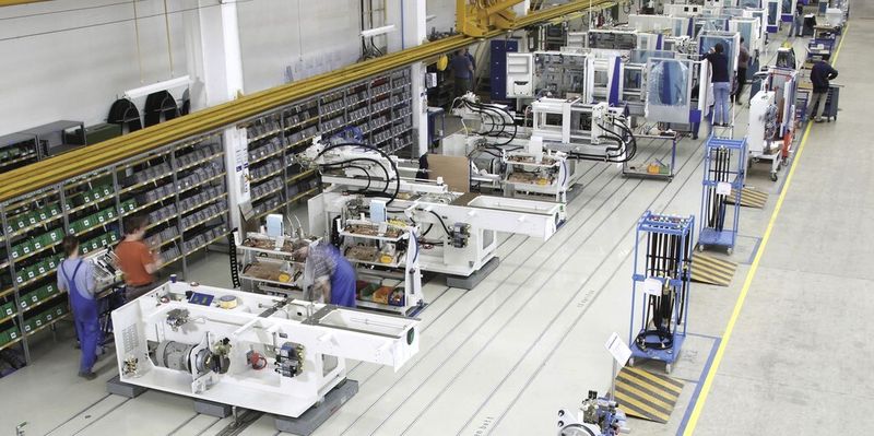 Auf ebenerdig verlegten Rundschienen werden verschiedenste Industriegüter in Fließfertigung hergestellt.