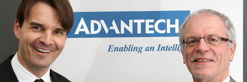 Oliver Utesch, Sales Director Advantech EmbCore Central Europe, und Klaus Lederer, Geschäftsführer der Aaronn Electronic, beschließen die Kooperation mit einem Handschlag.