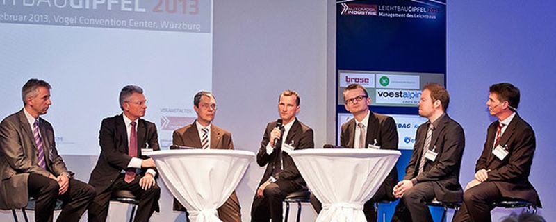 Experten-Austausch beim Leichtbau-Gipfel 2013 (v.l.): Dr. Horst Lanzerath (Ford), Prof. Dr. Claus Emmelmann (iLAS), Thomas Christiansen (Porsche), Dr. Martin Sautter (BMW), Prof. Dr. Klaus Dröder (TU Braunschweig), Sven Torstrick (Dt. Zentrum für Luft und Raumfahrt), Dr. Andreas Rennet (3C).