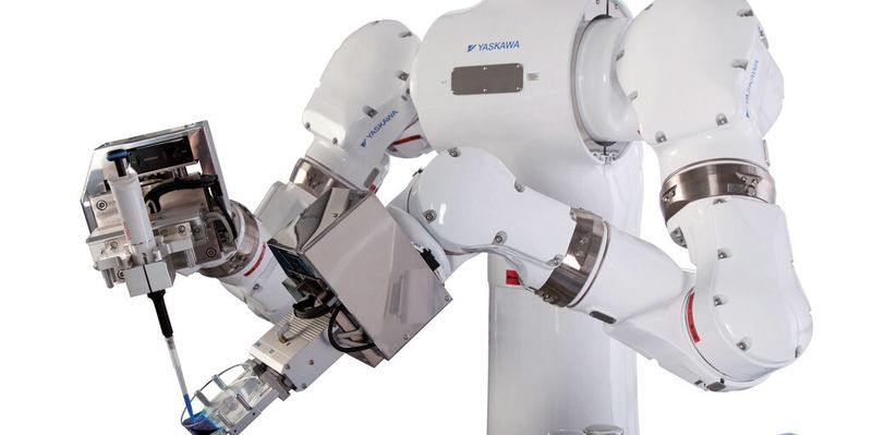 Der Yaskawa-Doppelarmroboter in der Pharmaforschung: Hier wird eine Pipette gefüllt...