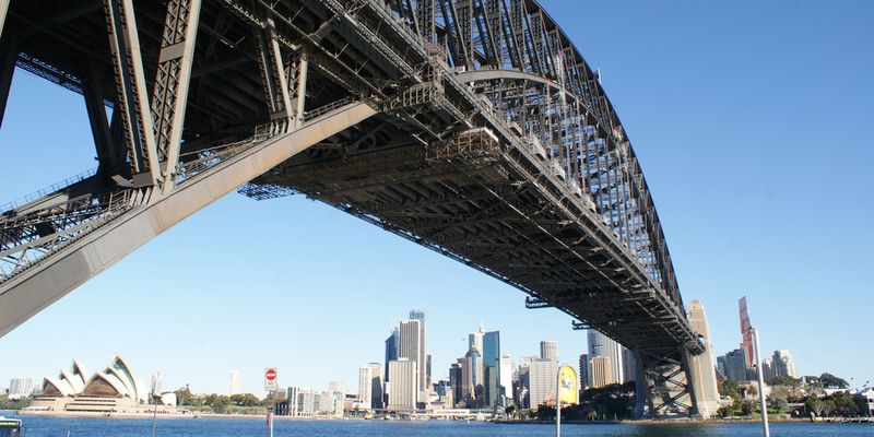 Bei der Instandhaltung der Sydney Harbour Bridge übernimmt ein Sandstrahlroboter die gefährliche und gesundheitsschädliche Schwerstarbeit, die Brückenkonstruktion mit Sand abzustrahlen.