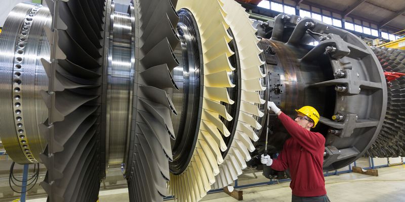 Die Gasturbine SGT5-8000H als Herstück des GuD-Kraftwerks wird derzeit noch in Berlin montiert.