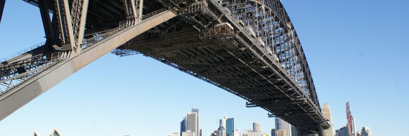 Bei der Instandhaltung der Sydney Harbour Bridge übernimmt ein Sandstrahlroboter die gefährliche und gesundheitsschädliche Schwerstarbeit, die Brückenkonstruktion mit Sand abzustrahlen.