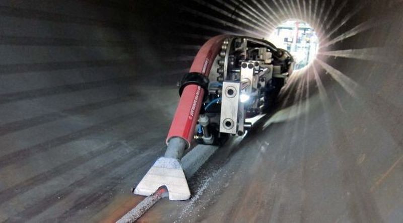 ID-Schweißen einer Längsrohrnaht mit Meta Lasersensor.