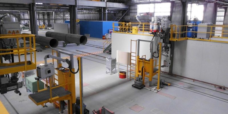 Außenschweißanlage von Weldec zur Produktion von LSAW-Großrohren, die für den Bau von Pipelines benötigt werden.
