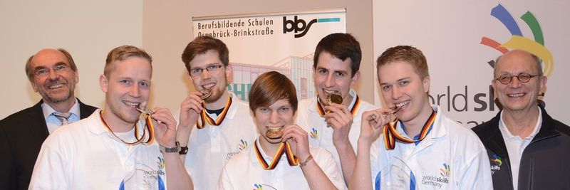 Die Erfurter Thomas Kühler und Lukas Stollberg (Bild 4./5.v.l.) sind neue Deutsche Meister im WorldSkills-Berufswettbewerb "Mobile Robotik" und fahren zur Berufe-EM nach Lille. Silber (Marc Töpker/Sebastian Schmidt - 2./3.v.l.) und Bronze (Christopher Anders - 2.v.r./Raphael Rohatsch) gingen nach Osnabrück.