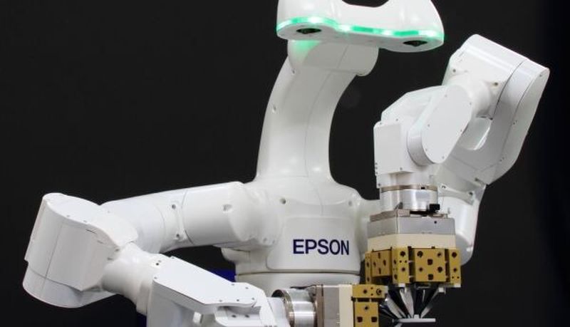 Der neue Epson-Doppelarmroboter für die Produktionsstäte der Zukunft: Dank innovativer Greifertechnologie ist die Maschine fähig, übliche Werkzeuge zu nutzen.