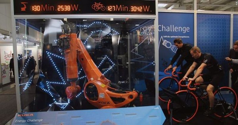 Mensch gegen Maschine: Am Stand der Initiative Blue Competence können Messebesucher auf dem Fahrrad gegen den Roboter antreten und dabei im direkten Wettbewerb versuchen, die Energie möglichst effizient einzusetzen.
