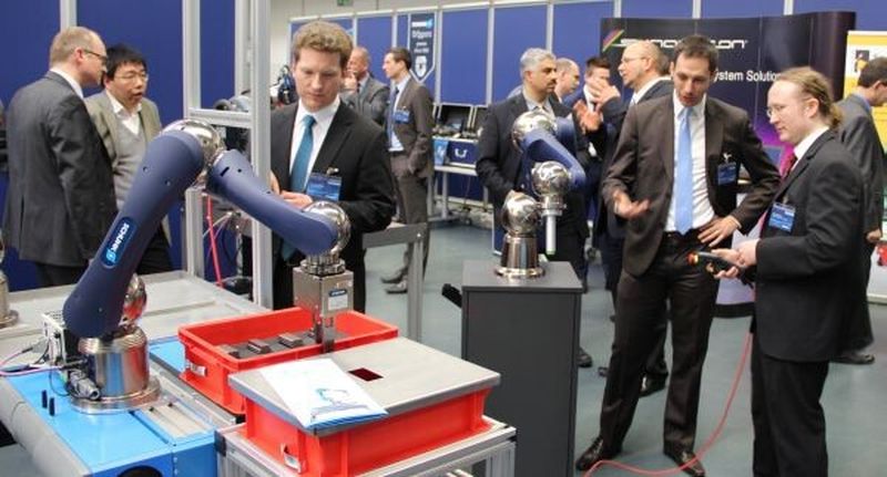 In der begleitenden Ausstellung zu den Expert Days konnten die Teilnehmer die Roboter in Aktion erleben.