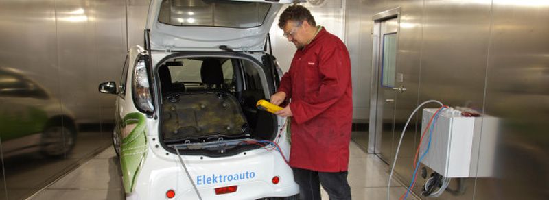 Fahrzeugtestkabine im ZSW-Testzentrum für Fahrzeugbatterien: Jetzt können auch Unfälle, mechanische Stöße und Rütteln auf Kopfsteinpflaster unter realitätsnahen Bedingungen simuliert werden