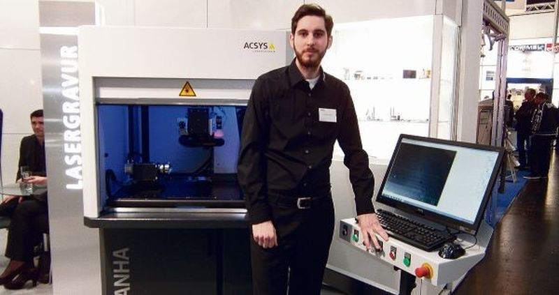 Applikationsingenieur Andreas Stirm mit der kompakten, aber leistungsstarken Piranha von Acsys.