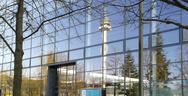So wie sich der CeBIT-Turm hier in der Glasfassade der Halle 13 spiegelt, so soll die Messe ein Spiegelbild der IT-Welt darstellen.