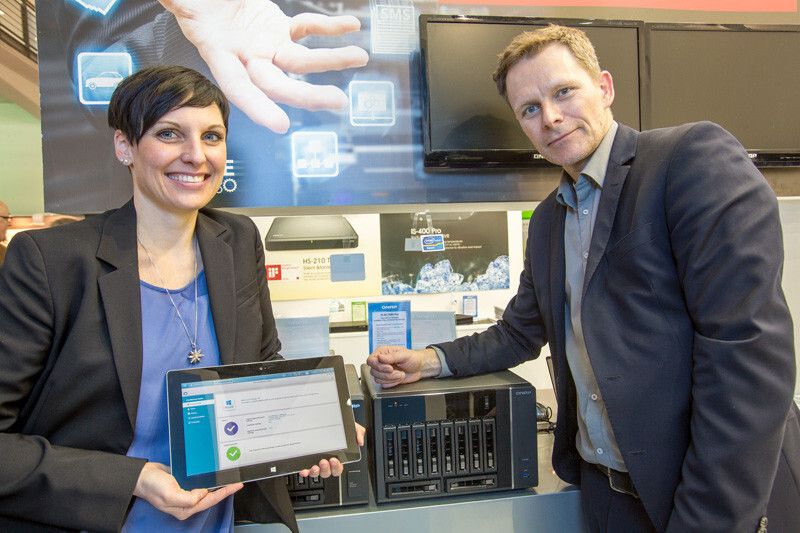 Mathias Fürlinger, Sales Manager DACH bei QNAP Systems, und Maria Wastlschmid, Windows Azure Product Manager bei Microsoft Deutschland, freuen sich über die Partnerschaft.