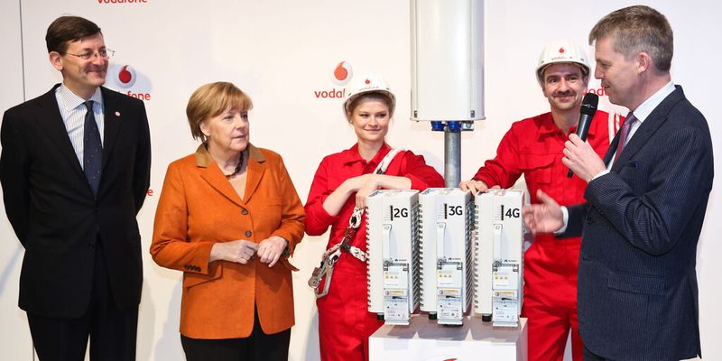 Auf der CeBIT in Hannover stellten Vodafone-Deutschland-Chef Jens Schulte-Bockum (rechts) und Vodafone-CEO Vittorio Colao (links) der Bundeskanzlerin Angela Merkel (2. v.l.) die vier Milliarden Euro schwere Netzoffensive des Unternehmens vor.