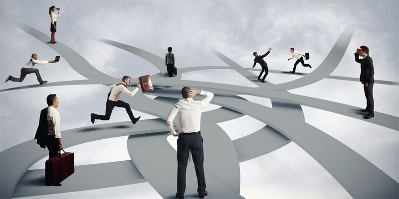 Strukturierte Vorgehensweise ist gefragt: Bei der Einführung eines Projektmanagement-Prozesses sollte eine Zuständigkeitsmatrix erstellt werden, durch welche Rollen ein Projektauftrag – differenziert nach Projektgröße und -typ – erteilt werden darf.