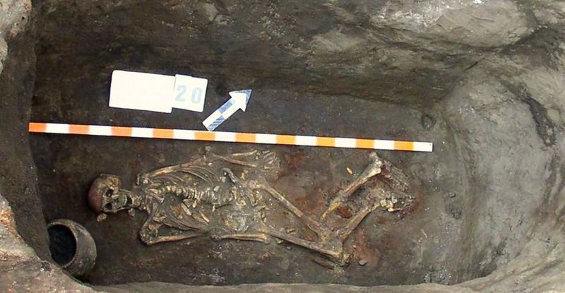 Blick in einen Grabhügel nahe der Stadt Kirovograd in der Ukraine mit einem 5.000 Jahre alten Skelett der Jamnajakultur.