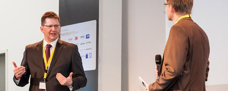 Franz Storkenmaier, Leiter Leichtbau und Gewicht der BMW Group, eröffnete mit seiner Keynote den Leichtbau-Gipfel 2014 der Fachzeitschrift »Automobil Industrie«, moderiert von Chefredakteur Claus-Peter Köth (r.).