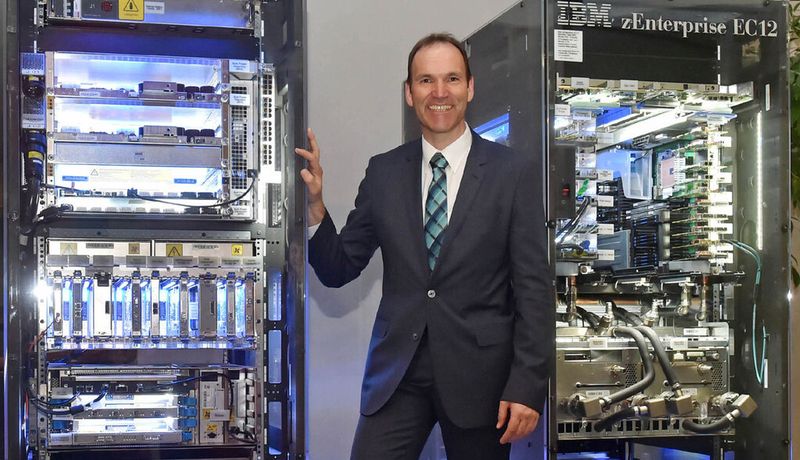 „Mit der neuen Generation der Großrechner können wir unseren Kunden ein Optimum an Kapazität, Performance und Sicherheit bieten“, so Carsten Pfläging, Vorstandsmitglied bei der Fiducia und verantwortlich für den Bereich Informationstechnologie und Betrieb.
