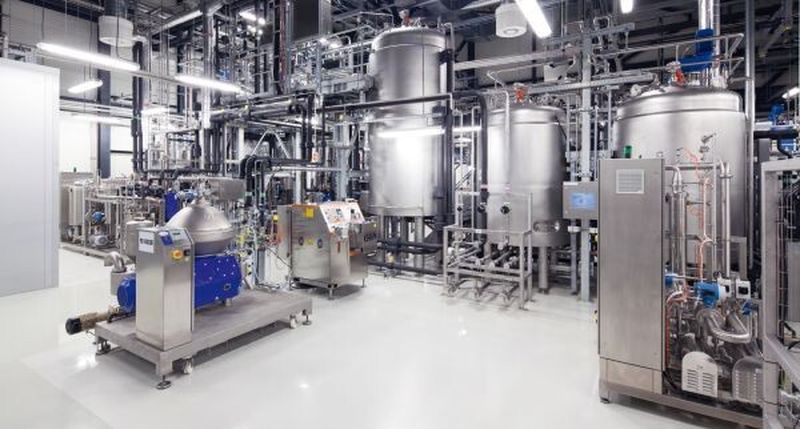 In der Pilotanlage am Fraunhofer-Zentrum für Chemisch-Biotechnologische Prozesse CBP in Leuna stellen Forscher Erdölersatzstoffe aus nachwachsenden Rohstoffen her.