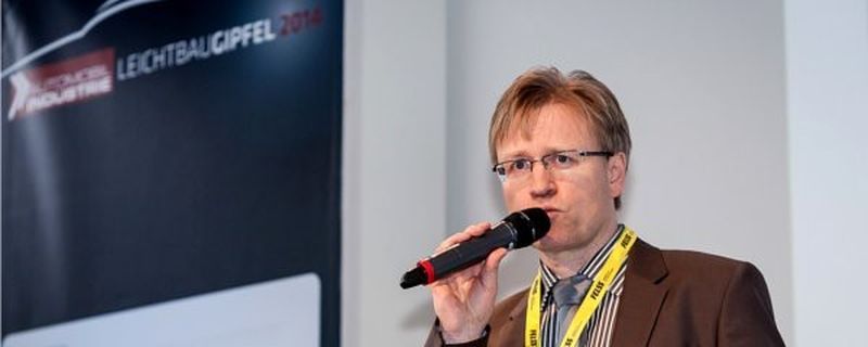 Claus-Peter Köth, Chefredakteur »Automobil Industrie«, lud zum Leichtbau-Netzwerkevent 2014 ein und führte durch das Programm.