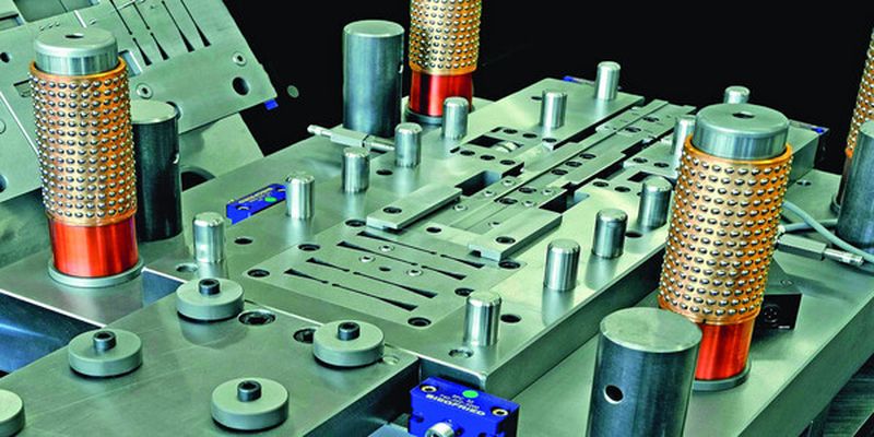 Im CAD/CAM-unterstützten Werkzeugbau können Lösungen in den Bereichen CNC-Fräsen, Drahterodieren, CNC-Flachschleifen, Startlocherodieren sowie Drehen und Rundschleifen realisiert werden.