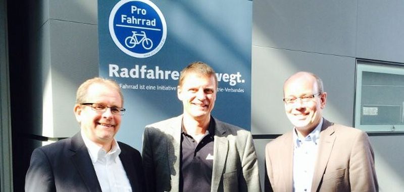 Treffen der Zweirad-Netzwerker (v.li.) in Berlin: Siegfried Neuberger (ZIV), Stephan Maderner ("bike und business") und Thomas Kunz (VDZ).