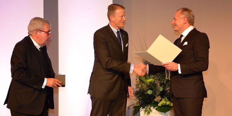 Prof. Dr. med. Dr. h.c. Hans-Joachim Meyer, Generalsekretär DGCH, Prof. Dr. med. Hanns-Peter Knaebel, Aesculap AG, und Prof. Dr. med.Joachim Jähne, Präsident DGCH, bei der Verleihung der Werner-Körte-Medaille in Gold (von links).