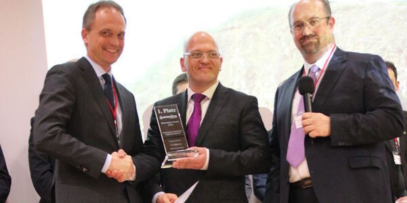 Der Gewinner des Innovation Awards in der Kategorie „Innovativstes Produkt, nicht länger als 18 Monate auf dem Markt“: Die Trophäe nimmt Christian Schwarze von der Sirona Dental Systems GmbH von Dr. Wolfgang Sening (rechts) und Dr. Robert Aures (mitte) vom Referat Europa, Internationale Beziehungen und Gesundheitswirtschaft des Bayerischen Staatsministeriums für Gesundheit und Pflege entgegen.