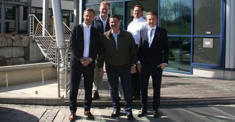 Metal Forming bei Schröder in Wessobrunn-Forst (v. l.): Sebastian Schröder (Geschäftsführer Schröder Maschinenbau), Bil Wilkins (COO Metal Forming), Geoffrey L. Stone (CEO Metal Forming), David Prokop (Executive Vice President Metal Forming) und Matthias Schröder (Geschäftsführer Schröder Maschinenbau).